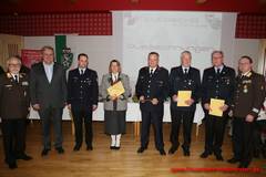 Gemeinsam mit einem Mitglied der Stadtkapelle Fürstenfeld und einem Kameraden aus Krapina (Kroatien) werden die Holzmindener Tobias Hauske (3.v.l.), Karl-Heinz Einwohlt (3.v.r.) und Dieter Schünemann (2.v.r.) mit der Medaille für verdienstvolle Zusammenarbeit in Bronze durch Kommandant Gerald Derkitsch (r.) ausgezeichnet.