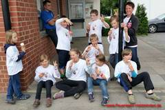 Die Kinderfeuerwehr beim Eis essen