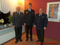 Das Führungs-Trio der Ortsfeuerwehr (v.l.n.r): scheidender OrtsBM Friedel Koch, künftiger OrtsBM Nils-Peter Kriegel, stellv. OrtsBM Rüdiger Schrader