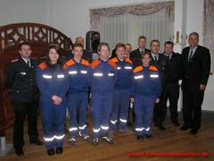 Übernahme junger Kameraden aus der Jugendfeuerwehr, vorne v.l.n.r: Jugendfeuerwehrwart Daniel Gräsner, Lara Koch, Felix Kösel, Sebastian Ohm, Tim Heidenreich, Jennifer Geese; mit v.r.n.l.: Bürgermeister Daul und den Gruppenführern Marcel Schünemann, Kai Eckstein und Wolfram Gabriel