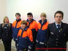 Jugendfeuerwehrwart Daniel Gräsner und Stellvertreterin Jennifer Kumlehn mit dem neu gewählten JF-Vorstand Jugendfeuerwehrwart Daniel Gräsner und Stellvertreterin Jennifer Kumlehn mit dem neu gewählten JF-Vorstand