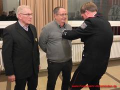 Wolfgang Peter (v. l.) und Jochen Werner werden mit dem Ehrenzeichen für 50-jährige Mitgliedschaft des Landesfeuerwehrverbandes Niedersachsen ausgezeichnet. Das Aushändigen des Ehrenzeichens übernimmt Ortsbrandmeister Nils-Peter Kriegel
