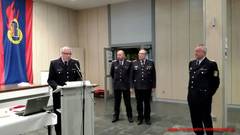 Auszeichnung von Matthias Kunz (2.v.l.) mit dem 'Silbernen Feuerwehrehrenzeichen am Band des Landes Niedersachsen für besondere Verdienste' durch Regierungsbrandmeister und Kreisausbildungsleiter Wolfgang Brandt (l.)