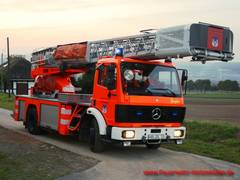 Drehleiter DLK 23/12 der Feuerwehr Holzminden auf der Anfahrt zu einer Übung (Archivbild)