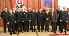 Die geehrten, die beförderten und ernannten Kameradinnen und Kameraden sowie die Ehrengäste v. l. n.r.: Robin Kieven, Rüdiger Schrader, Dennis Mebus, Christoph Penke-Wevelhoff, Ralf Knocke, Dirk Sturm, Heinz-Achim Schrader, Nicole Martin, Burkhard Schramm, Bernd Mebus, Manfred Stahlmann, Burkhard Woitczyk, Klaus Pollmann, Nils-Peter Kriegel, Peter Penke-Wevelhoff