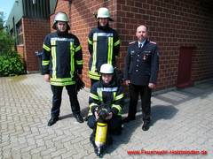 Freuen sich über den bestandenen Lehrgang (v.l.): Florian Kleinod, Tim Kumlehn und Christoph Pankoke mit dem Leiter des Atemschutzes der Feuerwehr der Stadt Holzminden, Matthias Kunz.
