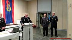 Olaf Jungermann (2.v.r.) wird vom Kreisverbandsvorsitzenden Hans-Hermann Brandt mit dem Deutschen Feuerwehr-Ehrenkreuz in silber ausgezeichnet