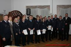Die beförderten Kameraden: v.l.n.r.: Kreisbrandmeister Hans-Hermann Brandt, Dezernentin Christina Augustin, Ausschussvorsitzende Regina Hufnagel, Katja Matthes, Nadine Euteneuer, Jannik Drescher, Lars Schrader, Gerrit Hartmann, Lukas Schwingel, Tobias Hauske, Patrik Ostermann, Jennifer Kumlehn, Rene Timmermann, Daniel Gräsner, Heinrich Severin, Stadtbrandmeister Stahlmann, Ortsbrandmeister Nolte und Bürgermeister Daul