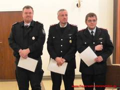 André Mebus (v.l.), Frank Zimmer und Volker Fritsche mit den Ehrenzeichen für langjährigen aktiven Dienst in der Einsatzabteilung.