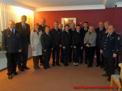 Die Gäste, beförderte und übernommene Mitglieder (v.l.n.r): Friedel Koch, Jürgen Daul, Christina Augustin, Manfred Stahlmann, Sophia Kraaz, Domenic Sturm, Wolfgang Peter, Vicky Dörries, Siegfried Sakowski, Lea Dörries, Robin Böker, Regina Hufnagel, Achim Schrader, Burkhard Woitczyk, Rüdiger Schrader