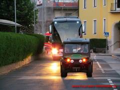 Eskorte bei der Ankunft am Abend