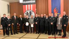 Die geehrten, die beförderten und ernannten Kameradinnen und Kameraden sowie die Ehrengäste v. l. n.r.: Nils-Peter Kriegel, Burkhard Schramm, Bürgermeister Jürgen Daul, Klaus Pollmann, Burkhard Woitczyk, Wolfgang Peter, Jochen Werner, Christoph Penke-Wevelhoff, Nils Meyer, Frank Zimmer, André Mebus, Volker Fritsche, Kevin Schrader, Peter Penke-Wevelhoff, Dirk Sturm, Christina Augustin, Manfred Stahlmann