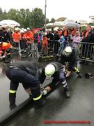 Wettbewerbsgruppe beim Kuppeln der Saugleitung